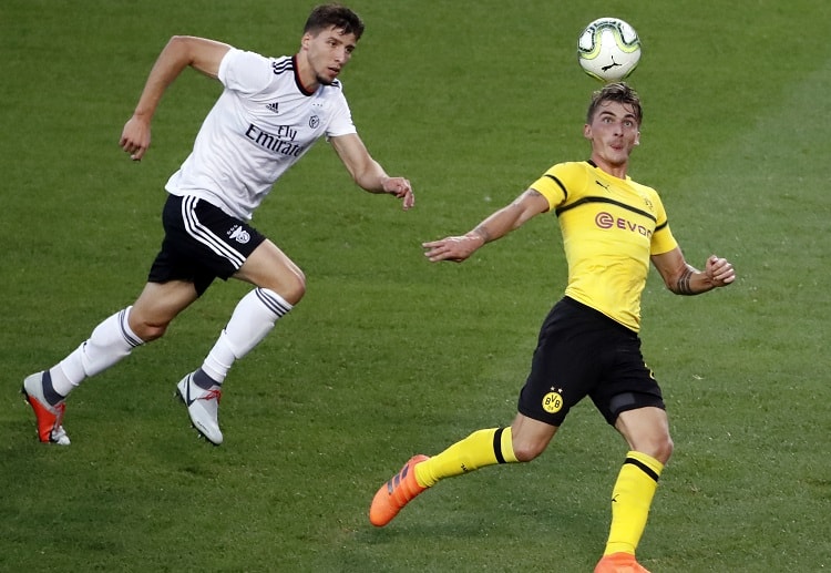 2018国际冠军杯，本菲卡迎战多特蒙德，本菲卡球迷挥动围巾支持球队