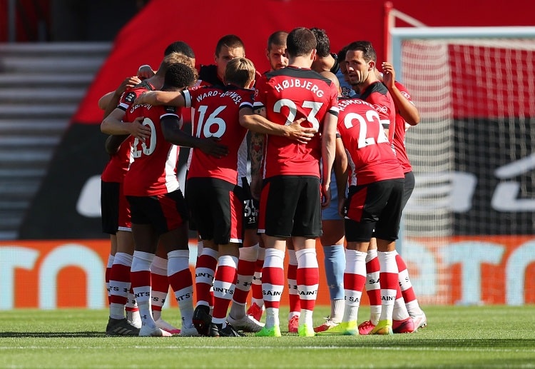 Jack Stephens dikartu merah oleh wasit akibat pelanggaran keras kepada Aubameyang