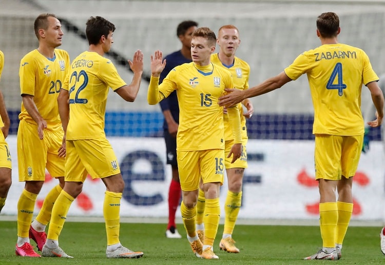 国际友谊赛乌克兰球员西甘科夫正在尝试得分