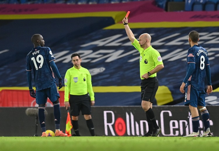 英超阿森纳佩佩正在尝试得分