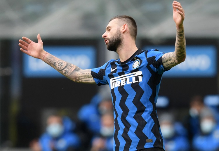 意甲 国际米兰 的布罗佐维奇传球到禁区