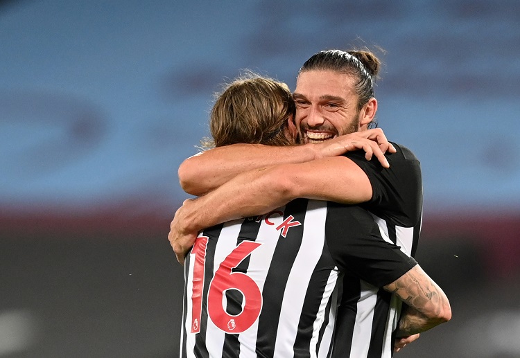 英足总杯 纽卡斯尔 的卡罗尔传球到禁区