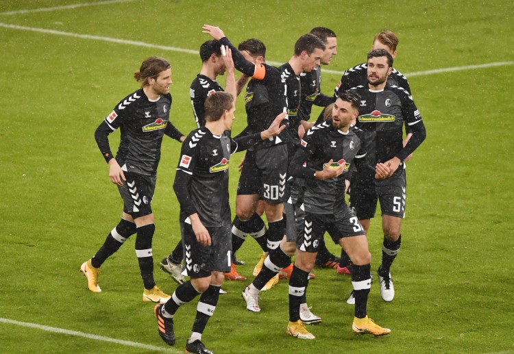 Bundesliga: Trọng tài đứng rất gần nên công nhận bàn thắng gỡ hòa 1-1 cho Freiburg