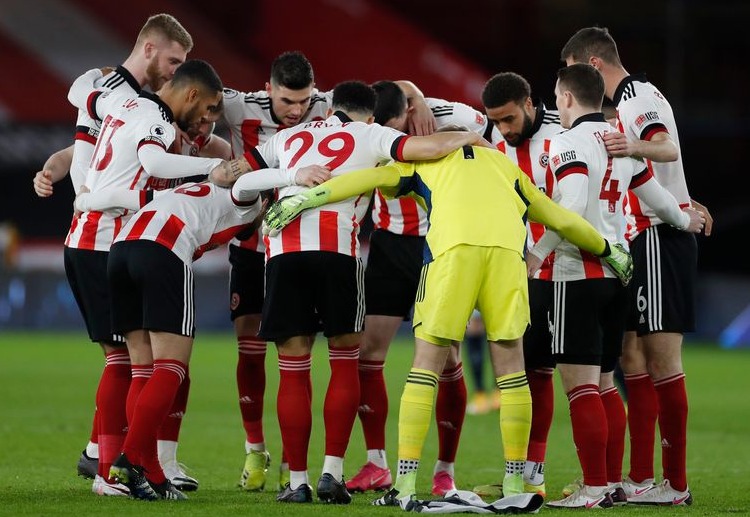Premier League: Sheffield dù lên khá đông khi tấn công nhưng luôn bảo đảm tập trung 5 hậu vệ ở vòng cấm sân nhà