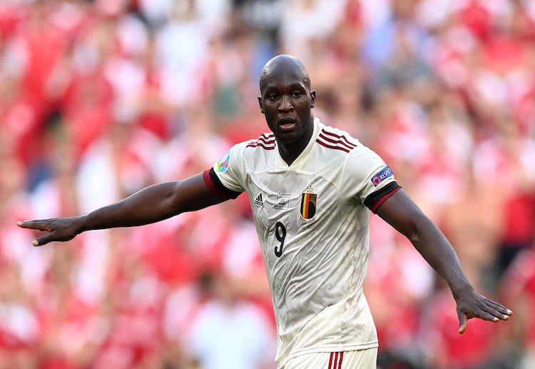 欧洲杯 比利时的卢卡库正在进球