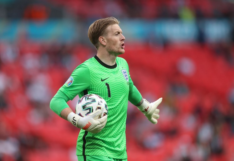 英格兰 皮克福德的教练正在和他的球员交谈