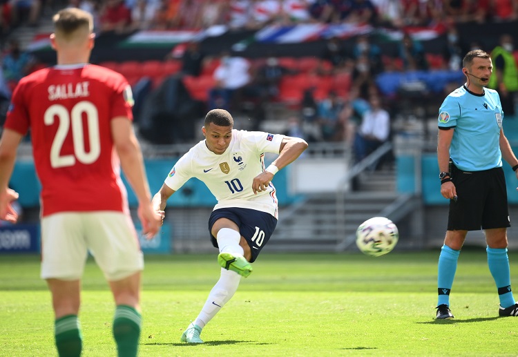 欧洲杯 法国的姆巴佩正在进球