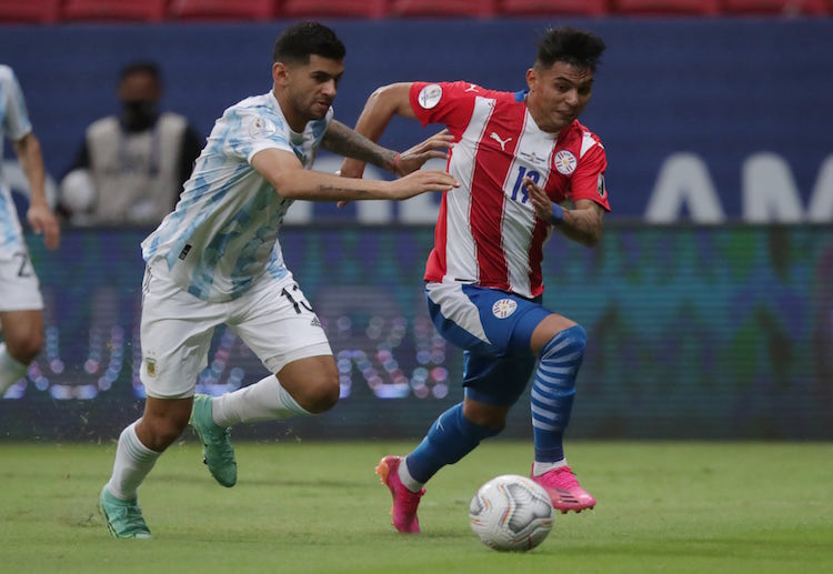 美洲杯巴拉圭 阿尔米隆禁区内接球