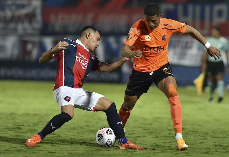 美洲杯 巴拉圭 的卢塞纳得到了一次角球