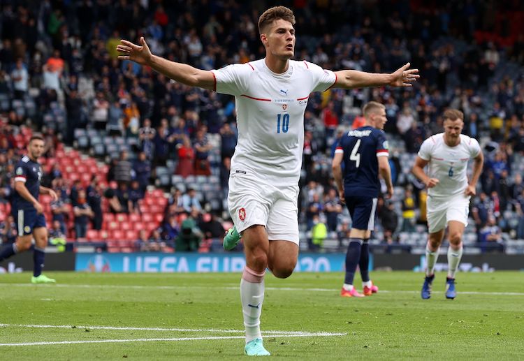 足球 捷克 希克的行动瞬间