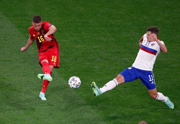 欧洲杯 比利时的阿扎尔正在进球