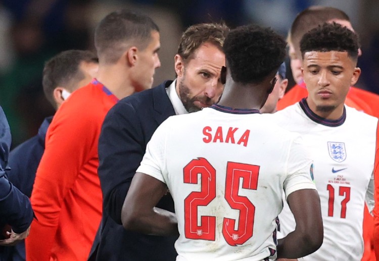 အခုတော့…၅၅ နှစ်အကြာ ဝေးကွာနေခဲ့တဲ့ အောင်မြင်မှုနဲ့ အနီးဆုံးထိ ရောက်ခဲ့ပြီးမှ ပင်နယ်တီ နာကျင်မှုကို နောက်ထပ် တစ်ကြိမ် ရင်ဝယ်ပိုက်ရင်း နာမည်ကြီး ထမင်းငတ် အင်္ဂလန်တို့ ယူရို ၂၀၂၀ ကို မျက်ရည်စက်တွေနဲ့ပဲ နှုတ်ဆက်ခဲ့ရပြန်ပေါ့…။