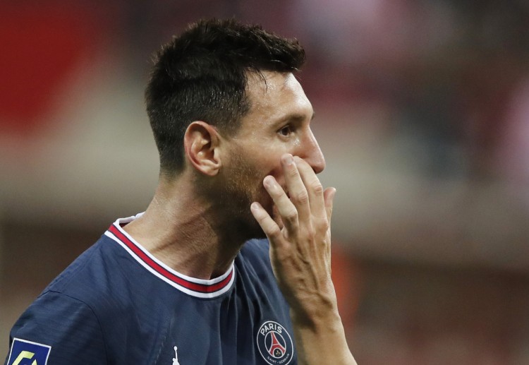 巴黎圣日耳曼足球俱乐部的球员正在试图粉碎对手防守