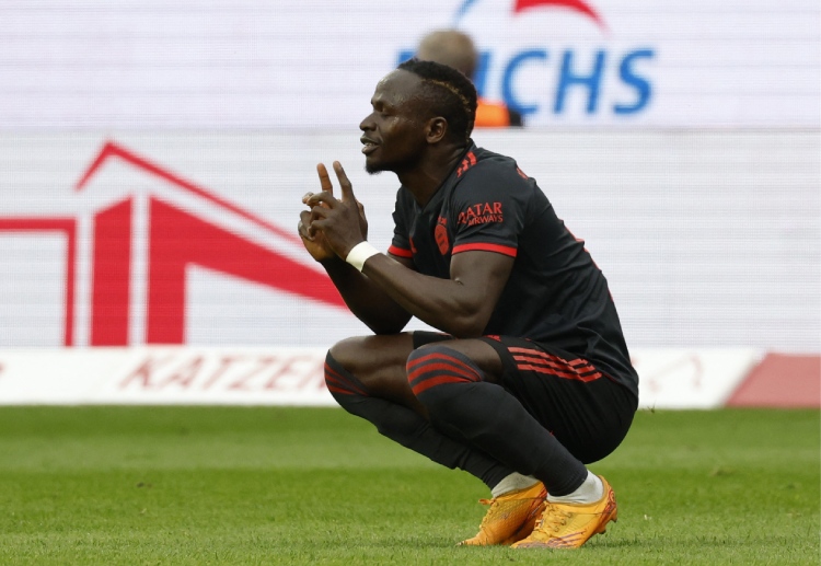 အဆိုပါ ဆီနီဂေါ လက်ရွေးစင် အသင်းခေါင်းဆောင်ဟာ ဘွန်ဒက်စ်လီဂါ ကလပ်မှာ အဆင်မပြေ ဖြစ်နေပြီး လာမယ့် နွေရာသီမှာ ရောင်းချခံရမယ်လို့ သတင်းတွေ ထွက်ပေါ်နေတဲ့ ကစားသမား တစ်ယောက်လည်း ဖြစ်ပါတယ်။