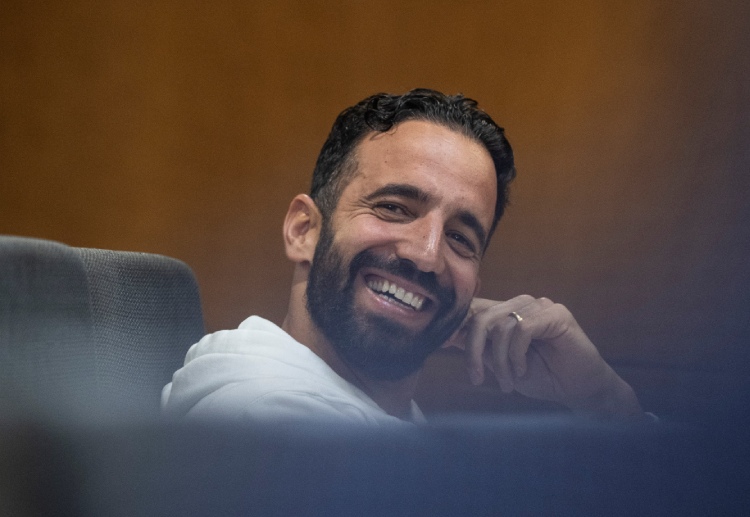 ဒီကြားထဲမှာ နိုင်ငံတကာ ရက်သတ္တပတ် လည်း ရှိနေသေးတာကြောင့် နိုဝင်ဘာ ၂၄ ရက်နေ့မှာ ကစားရမယ့် အစ်ပ်ဆွစ်ချ်နဲ့ ပရီးမီးယားလိဂ် ပွဲစဉ် မှသာ နည်းပြ အဖြစ် ပွဲဦးထွက် တာဝန်ယူ ကိုင်တွယ်သွားရဖို့ ရှိနေခဲ့ပါတယ်။