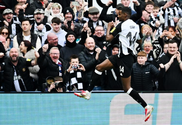 英联杯 伊萨克是纽卡斯尔联攻城拔寨的利器,过去5次对阵利物浦攻入4球,他是球队最有威胁的进攻点。