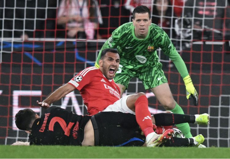 欧冠联赛 什琴斯尼8次扑救,力保巴萨的胜利。