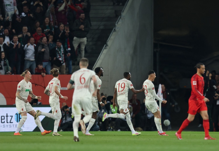 德甲联赛 第30分钟，吉安努利斯凌空抽射破门，奥格斯堡取得领先。