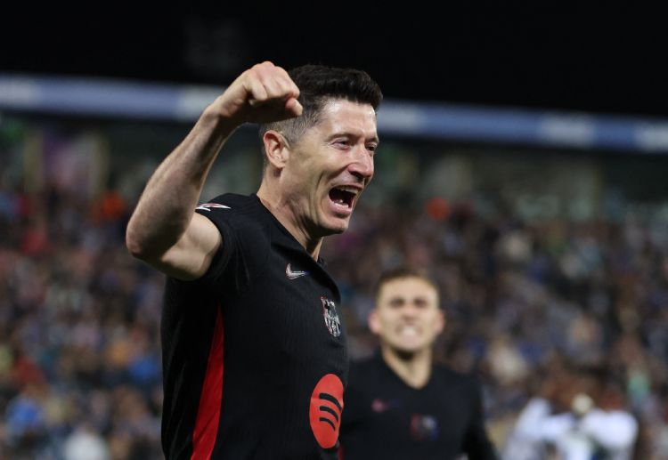 欧冠联赛 莱万多夫斯基在对阵老东家多特蒙德的比赛中攻入两球，帮助巴塞罗那在首回合以4比0大获全胜。