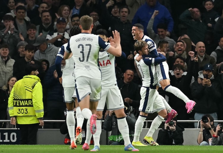 欧洲联赛 麦迪逊在第26分钟送出助攻，波罗把握机会，为热刺打入扳平一球