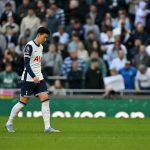 발목 부상에서 회복 중인 손흥민이 지난 4일 웨스트햄전에서 벤치에 앉아 심각한 표정으로 경기를 지켜보고 있다.