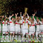 德国杯 斯图加特队在颁奖典礼上共同庆祝夺冠时刻。