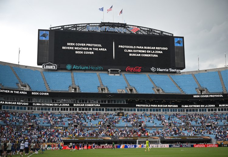 世俱杯 比赛由于天气恶劣暂停,球员们暂时离场回到更衣室