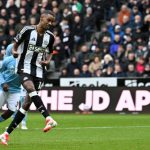 英超联赛 纽卡斯尔以0比4惨败给凯尔特人，伊萨克缺席赛场，这一缺席引发了关于他转会的广泛讨论。