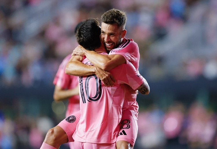 မက်ဆီနဲ့ အဲလ်ဘာ တို့ဟာ ဘာစီလိုနာနဲ့ လက်ရှိ မေဂျာလိဂ် ကလပ် အင်တာမိုင်ယာမီမှာ ပွဲပေါင်း ၄၁၃ ပွဲ၊ မိနစ်ပေါင်း ကတော့ ၃၂၇၇၀ မိနစ် တွဲဖက် ကစားခဲ့ဖူးပါတယ်။