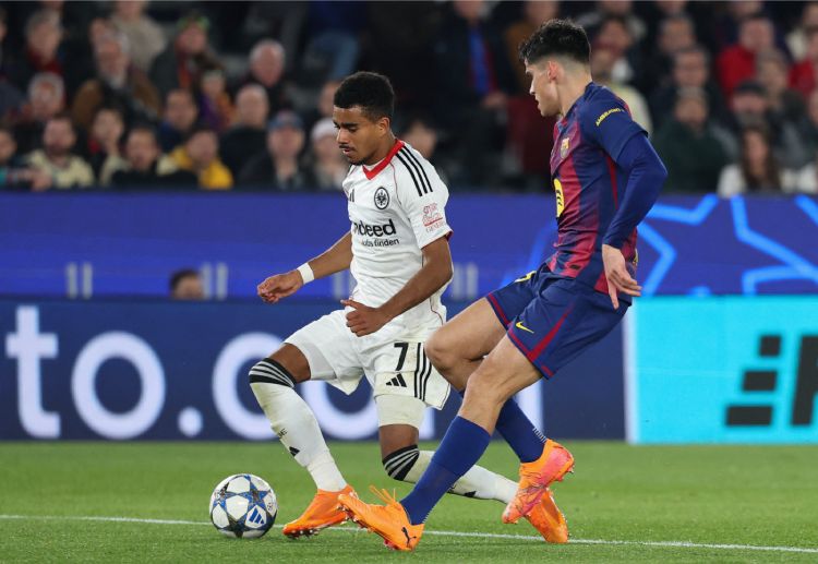 欧冠联赛 克瑙夫冷静推射破门，使法兰克福客场先拔头筹。