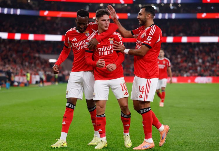 ချန်ပီယံလိဂ် မှာတော့ ဘင်ဖီကာက အဖွင့် ၄ ပွဲဆက် ရှုံးပြီးနောက် အေဂျက်စ်နဲ့ အတွေ့မှ နိုင်ပွဲ စတင် ရရှိထားခဲ့တာ ဖြစ်ပါတယ်။