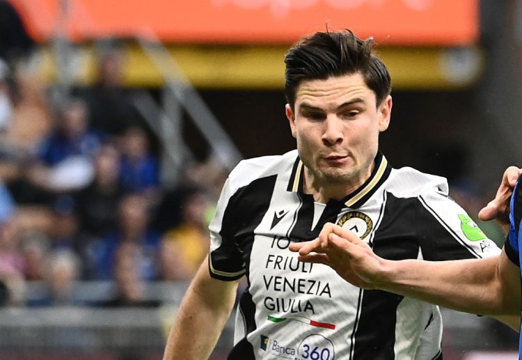 意甲联赛 埃克伦坎普禁区外世界波攻门为乌迪内斯首开纪录。