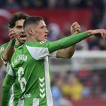 西甲联赛 皇家贝蒂斯在客场2比0战胜塞维利亚，全队球员庆祝胜利。