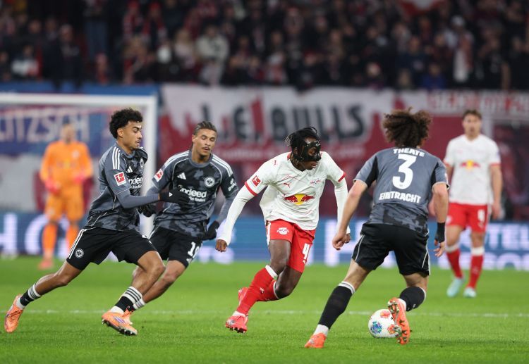 德甲联赛 莱比锡红牛在客场以6比0大胜法兰克福，迪奥曼德上演帽子戏法。